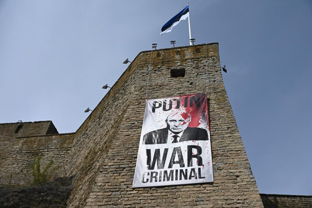 Narva displays Putin war criminal banner