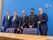 Karsten Wildberger (CDU, right), Federal Minister for Digitalization and State Modernization, is attending the press conference on the German-Canadian partnership for sovereign AI at the Federal Press Conference Center alongside Evan Solomon (left), Canadian Minister for Artificial Intelligence and Digital Innovation. Also present are entrepreneurs Rolf Schumann (Co-CEO Schwarz Digits, 2nd from left), Samuel Weinbach (middle, Co-Founder of Aleph Alpha), and Aidan Gomez (Co-Founder and CEO of Cohere). Photo: Michael Kappeler/dpa
