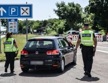 German police officers check vehicles entering Germany from the Netherlands at the Elten border crossing on the A3. Photo: Oliver Berg/dpa - ATTENTION: individual(s) has/have been pixelated for legal reasons