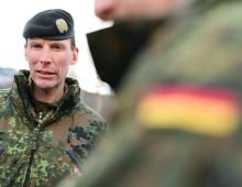 Generalleutnant Christian Freuding, Inspekteur des Heeres, spricht während der Militärübung "Cold Response 26» mit Journalisten. Soldaten aus 14 Nationen trainieren in Norwegen ihre Verteidigungsfähigkeit. Foto: Sebastian Christoph Gollnow/dpa