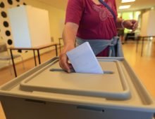 dpatopbilder - Eine Wählerin wirft in einem Wahllokal in Wernigerode ihren Stimmzettel in eine Wahlurne. Am Sonntag wird in Sachsen-Anhalt ein neuer Landtag gewählt. Foto: Matthias Bein/dpa