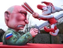 16 February 2026, North Rhine-Westphalia, Cologne: A themed float on which Putin impales the Duesseldorf carnival figure Hoppeditz drives out of the float construction hall. Rose Monday on the Rhine is the highlight of the Rhenish carnival season with its traditional parades. Photo: Federico Gambarini/dpa