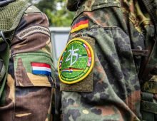 A Dutch soldier and a German soldier from the 1st German-Dutch Corps stand side by side. Photo: Guido Kirchner/dpa