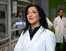 06 February 2026, Bavaria, Planegg: German Minister of Economics Katherina Reiche visits the biotechnology company Tubulis and takes a look around a laboratory. During her visit, Reiche wants to find out about the company's research and development activities, among other things. Photo: Sven Hoppe/dpa