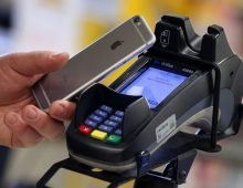 A smartphone is held at the payment terminal at the checkout of a supermarket. Photo: Karl-Josef Hildenbrand/dpa