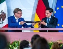 German Foreign Minister Johann Wadephul (L) and Mexican Foreign Minister Roberto Velasco Alvarez, sign the final declaration of the binational commission, after a press conference at the Foreign Ministry. Photo: Michael Kappeler/dpa