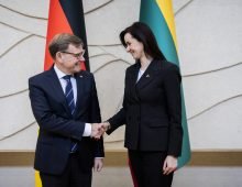 05 January 2026, Lithuania, Vilnius: Johann Wadephul (L), German Foreign Minister, is received by Inga Ruginiene, Prime Minister of Lithuania, for a meeting at the Prime Minister's official residence. According to a spokesperson for the Federal Foreign Office in Berlin, the one-day trip will focus on support for Ukraine, which was attacked by Russia almost four years ago, as well as close cooperation on NATO's eastern flank and in the fight against hybrid threats. Photo: Christoph Soeder/dpa