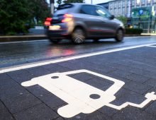 A symbol indicates a parking space next to a charging station for electric cars. Photo: Julian Stratenschulte/dpa