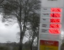 Gas prices high enough to make your head spin: Diesel is currently more expensive in Germany than ever before. Photo: Jens Kalaene/dpa