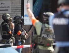 Police officers are at the scene after a hostage situation is reported at a bank branch in Sinzig. Photo: Thomas Frey/dpa