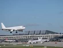 ARCHIV - Ein Flugzeug landet auf dem Flughafen Stuttgart. (zu dpa: «Drohnen-Alarm: Flüge von München nach Stuttgart umgeleitet») Foto: Marijan Murat/dpa