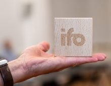 08 June 2025, Munich: A person holds a wooden cube bearing the inscription "ifo" in their hand at a press conference held by the Institute for Economic Research (Ifo) in Munich. Photo: Leonie Asendorpf/dpa