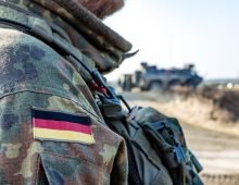 ARCHIV - Das deutsche Nationalitätsabzeichen ist auf dem Tarnanzug eines Teilnehmers einer Truppenübung in der Oberlausitz aufgebracht. (zu dpa: «Umfrage: Nur wenige trauen Bundeswehr Verteidigung Deutschlands zu») Foto: Frank Hammerschmidt/dpa