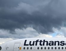 A Lufthansa Airbus A350-900 taxies across the tarmac at Frankfurt Airport. Photo: Florian Wiegand/dpa