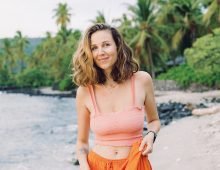 VaivaRykštaitė, a writer living in Hawaii. A Vytautas Magnus University (VMU) graduate and author of twelve books. Publicity picture.