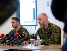 Maj. Ivo Peets and Commander of the Estonian Defense Forces Andrus Merilo at the launch of the Defense Forces Yearbook 2026. Source: EDF/ Ardi Hallismaa